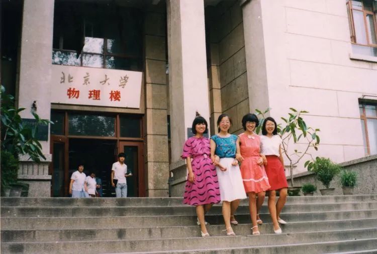 他们在86年被评为学校的"文明宿舍" 1987年教师节,三角地旁,哲学系团