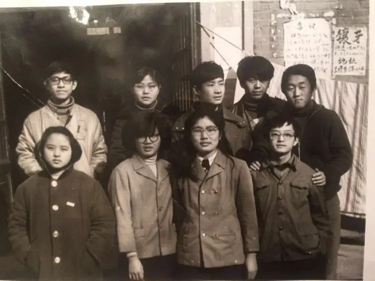 1987年教师节,三角地旁,哲学系团总支书记王传亮带领84级学生去看望