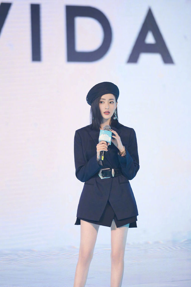 张天爱潮女look写真化身女特工大秀美腿笔直修长太犯规
