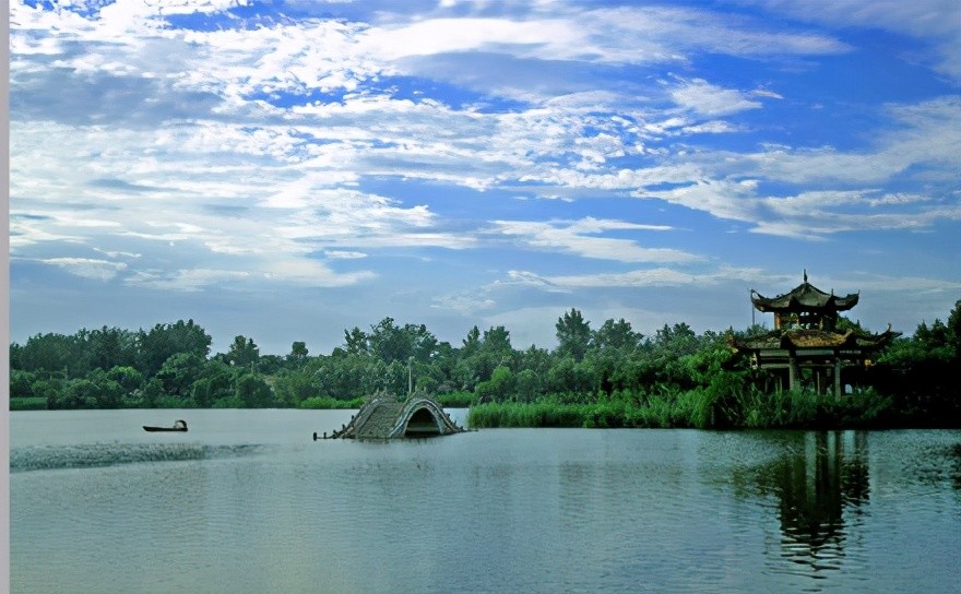 天龙湖前身是夏邑县城湖,历史悠久,始于战国.历经几个朝代的修复开