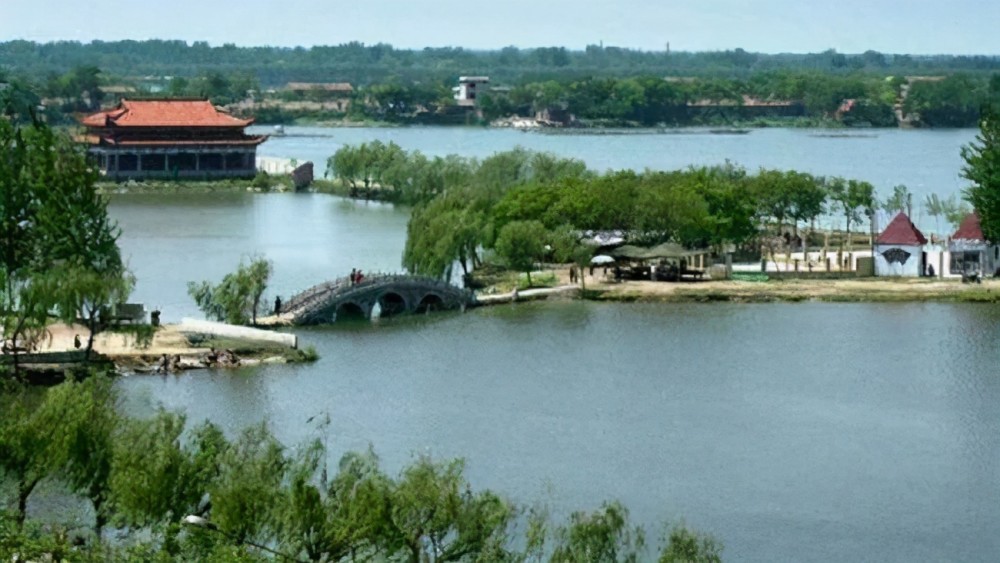 睢县北湖水面面积近5000亩,景区位于睢县县城北,景区内历史文化遗迹