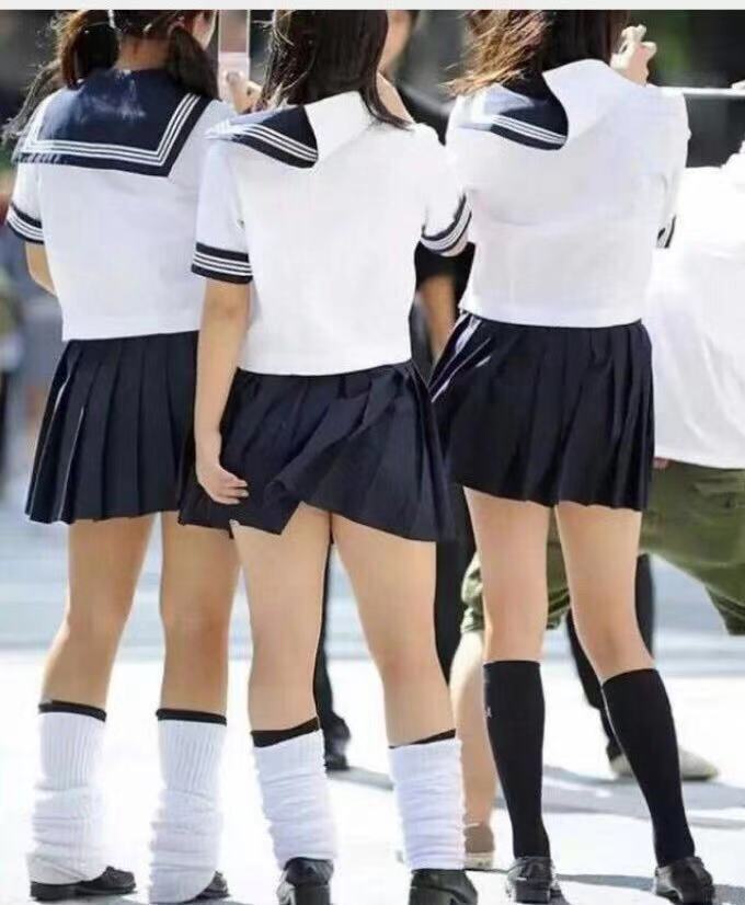 日本的校服则是非常考验身材的小裙子