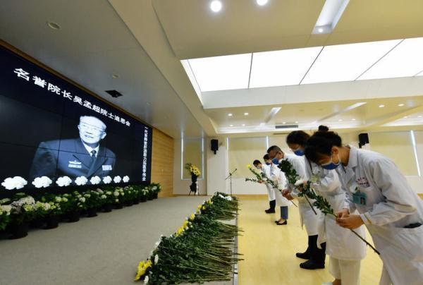 在福建医科大学孟超肝胆医院,医生护士们向吴孟超院士遗像鞠躬献花