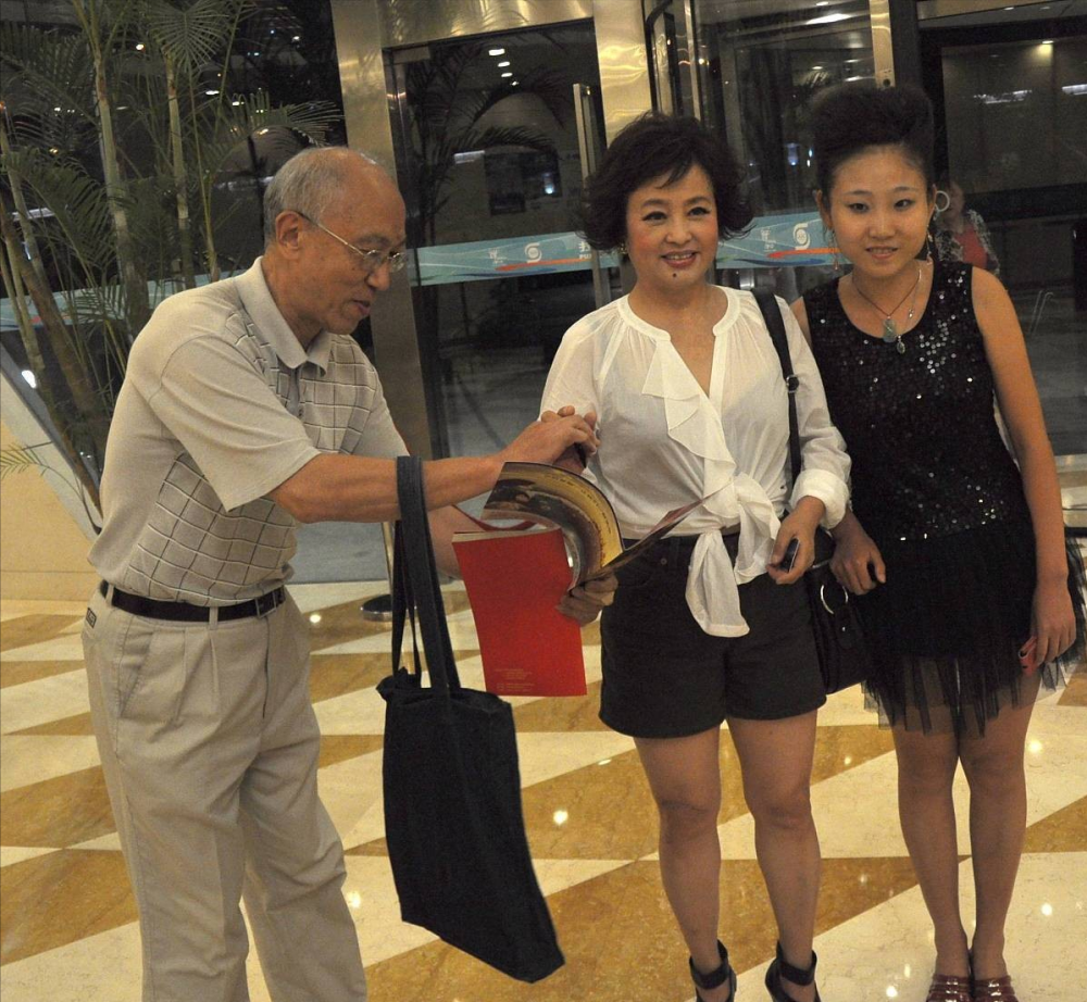 71岁的朱明瑛真不服老,衬衫特意打个结,配短裤高跟鞋看着挺清爽