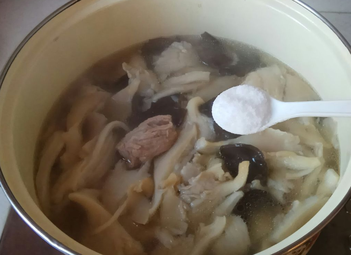 海鲜菇这样做才营养,汤鲜味美,10分钟搞定