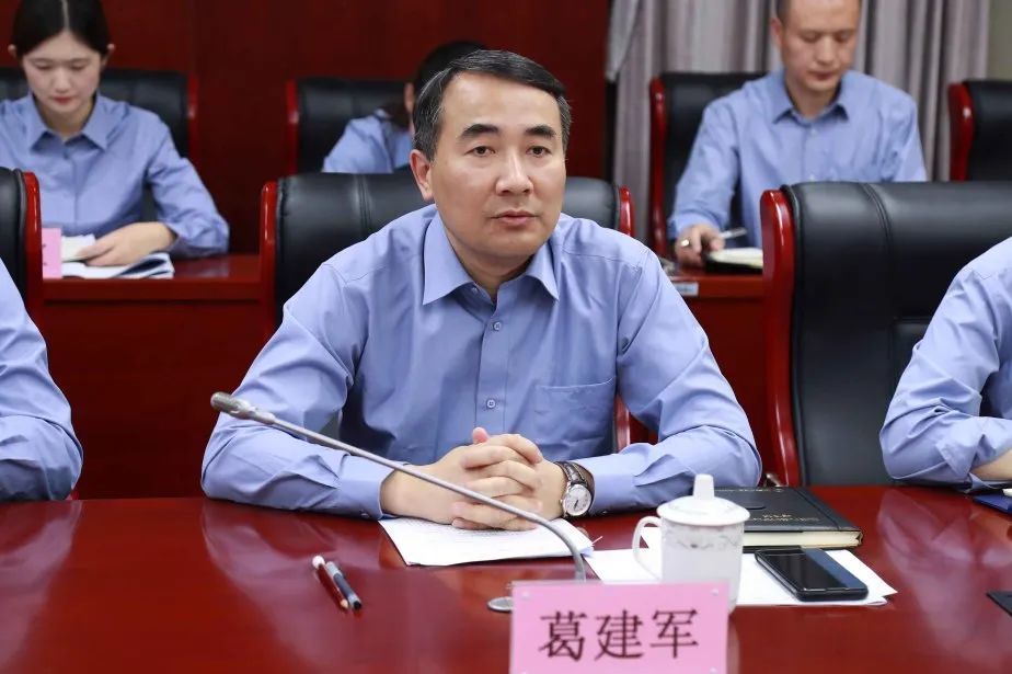 院党组书记,检察长,队伍教育整顿领导小组组长葛建军围绕班子建设