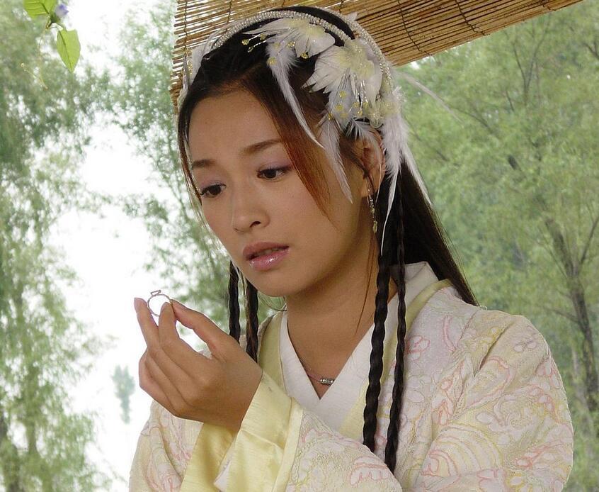 张庭直播卖惨,被网友怒骂:你这么多钱还哭