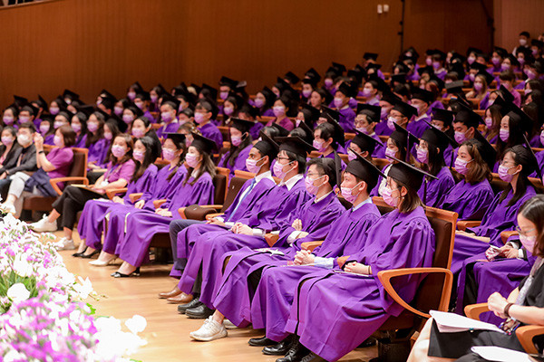 上海纽约大学举办毕业典礼,张文宏向毕业生们说了这些