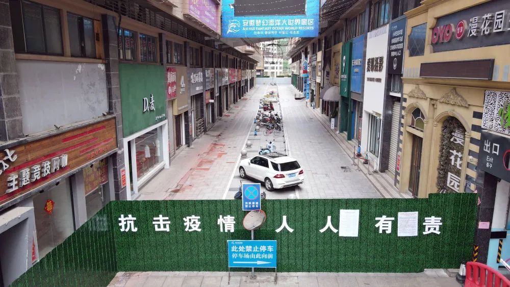 安徽省六安市浙东商贸城爱慕影楼所在的街区已经封闭(5月16日摄,无人