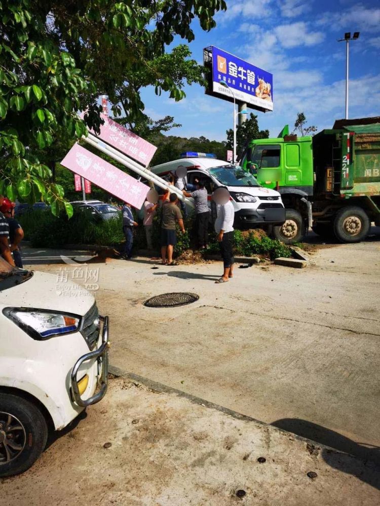 沿海这个地方一渣土车撞上救护车!上有人被困.