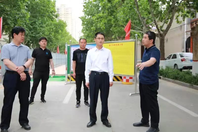 在调研城区雨污分流工程时,门保彬指出,雨污分流改造