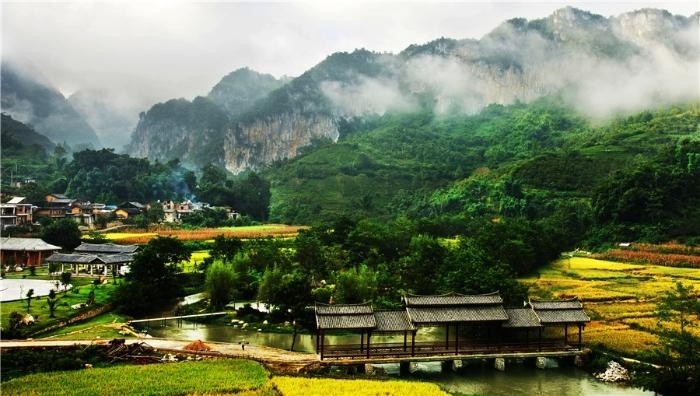 坝美世外桃源旅游景区位于云南省文山壮族苗族自治州广南县坝美镇,因