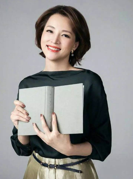 央视一姐董卿,甘愿放弃工作去国外产子,含泪说出背后真相?