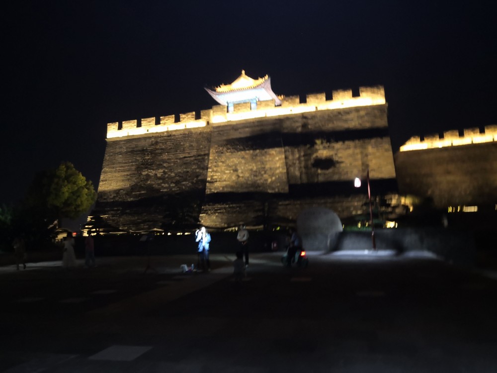 襄阳夫人城城墙下的夜景