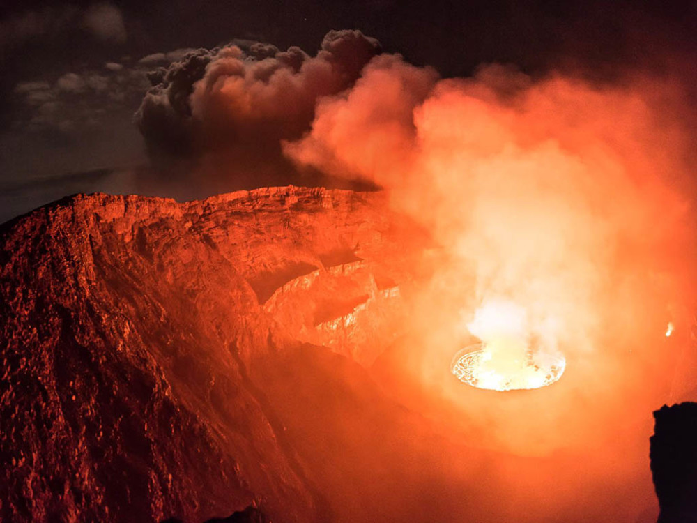 刚果遭遇火山爆发,整个天都被烧红,好像《魔戒》场景