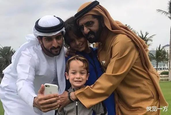 而男孩则与谢赫·哈曼丹(sheikh hamdan)已故的祖父谢赫·拉希德·本