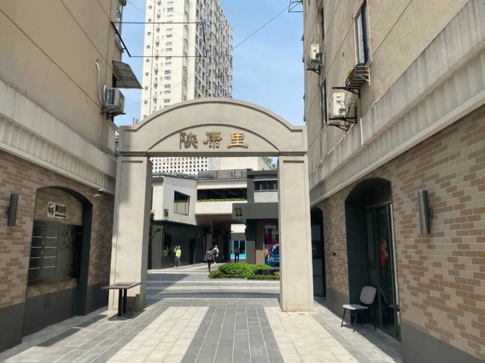 康定路入口 陕西北路的入口,和以前上海新式里弄的弄堂口如出一辙.