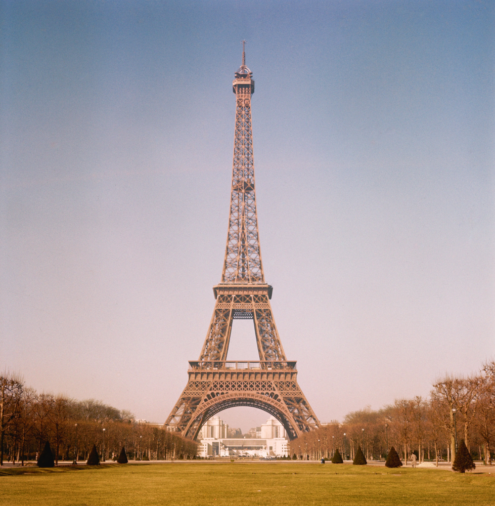 老照片 1952年的法国巴黎埃菲尔铁塔