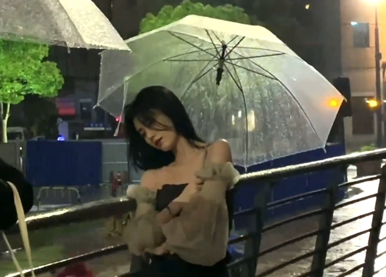 鞠婧祎在雨中拍大片撑透明雨伞气质妩媚穿网格丝袜超养眼