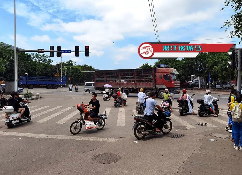 霞山区湖光路与新尚路,湖港路交汇处是个不太规则的路口,每天从早到晚