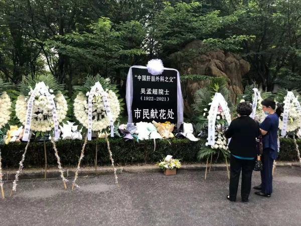钟南山为吴孟超送来花圈挽联,英雄惜英雄