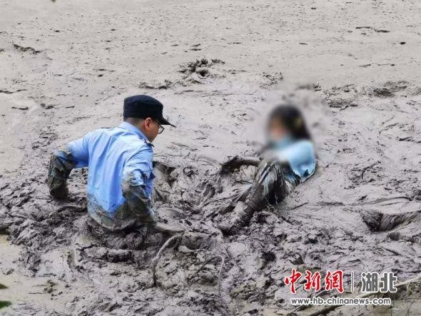女孩为捡拾掉落的项链被困河道 恩施民警泥潭中救人