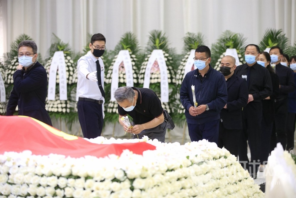 吴孟超院士遗体告别仪式今日举行,市民冒雨送别