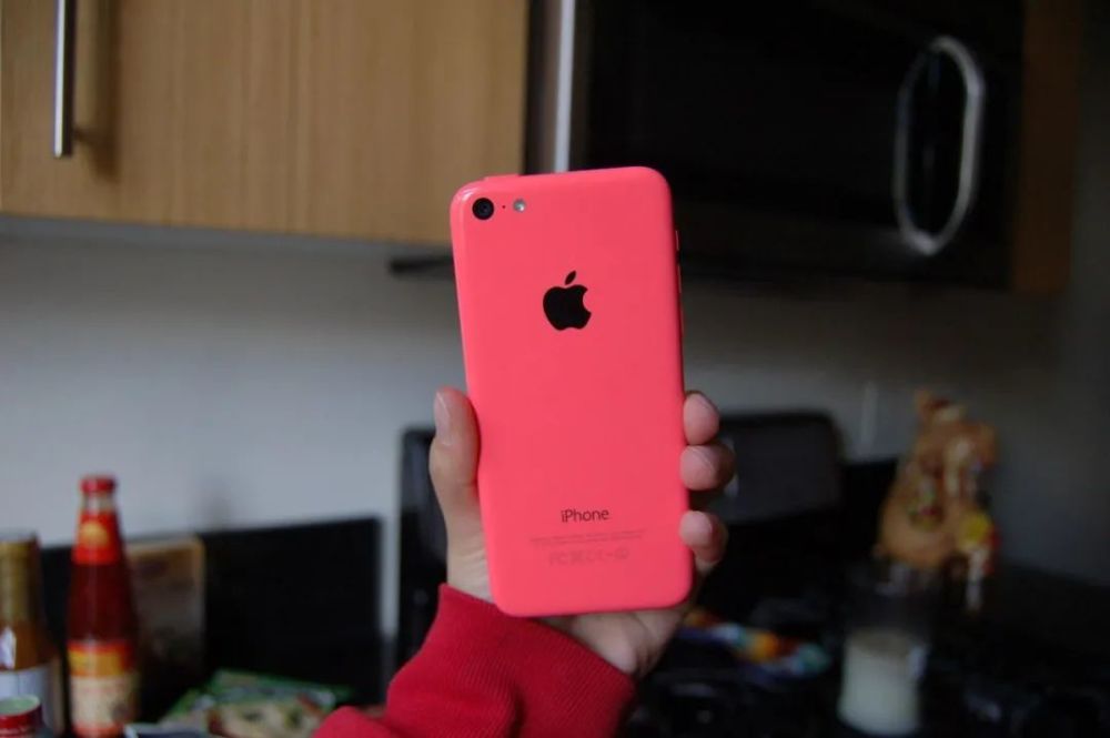 其实苹果早在 2013 年发布的 iphone 5c 上就推出过粉色机型.