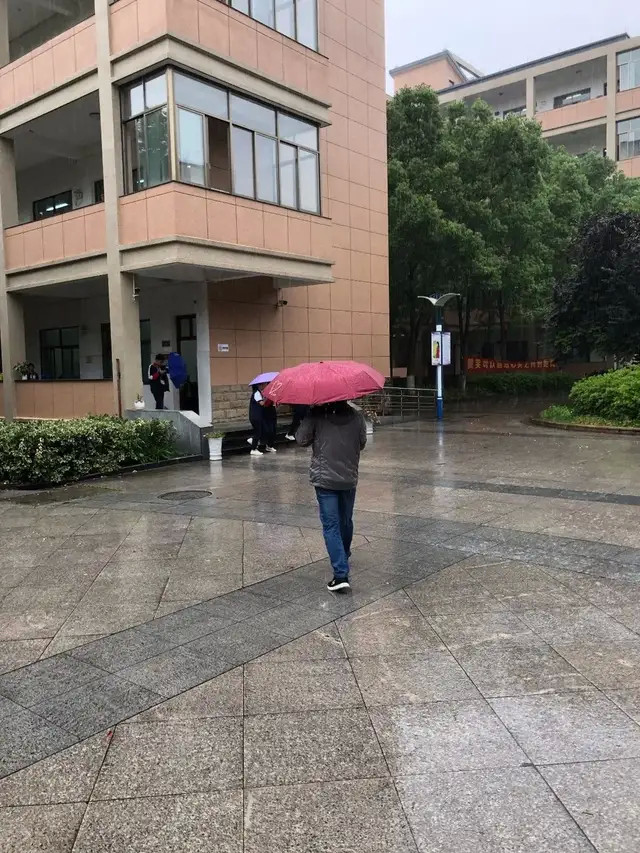 浙江省海宁市高级中学一把爱心伞 温暖师生心