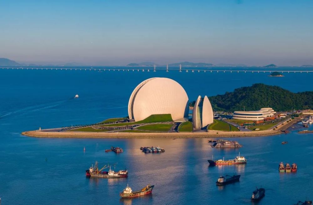 海岛,珠海大剧院与港珠澳大桥相映成趣(珠海市文化广电旅游体育局提供