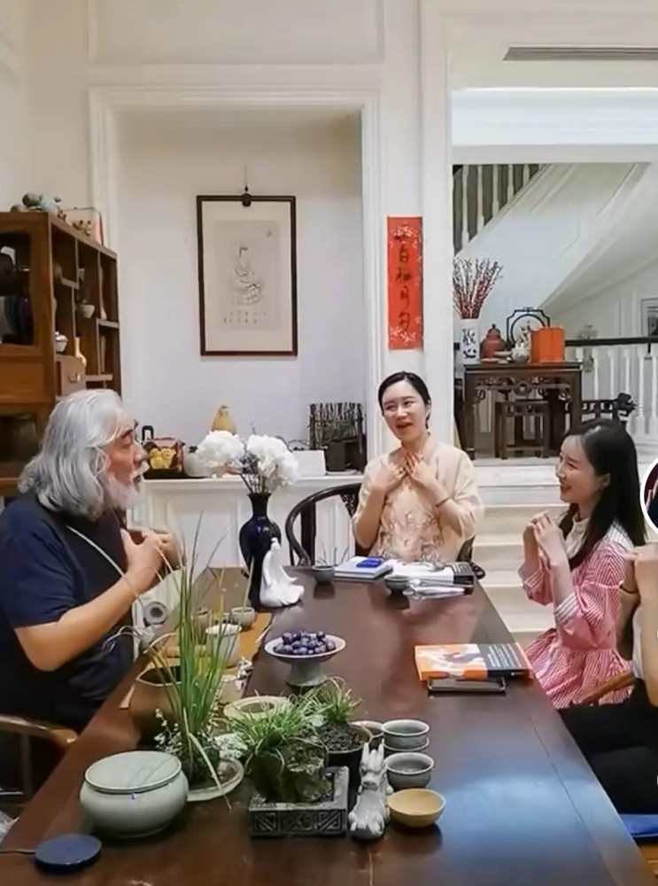 舒畅到张纪中家做客!好家伙!她竟和张纪中老婆如此相像!