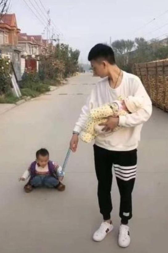 "最嫩爸爸"走红网络,酷爱健身,二胎还被误认成小哥哥