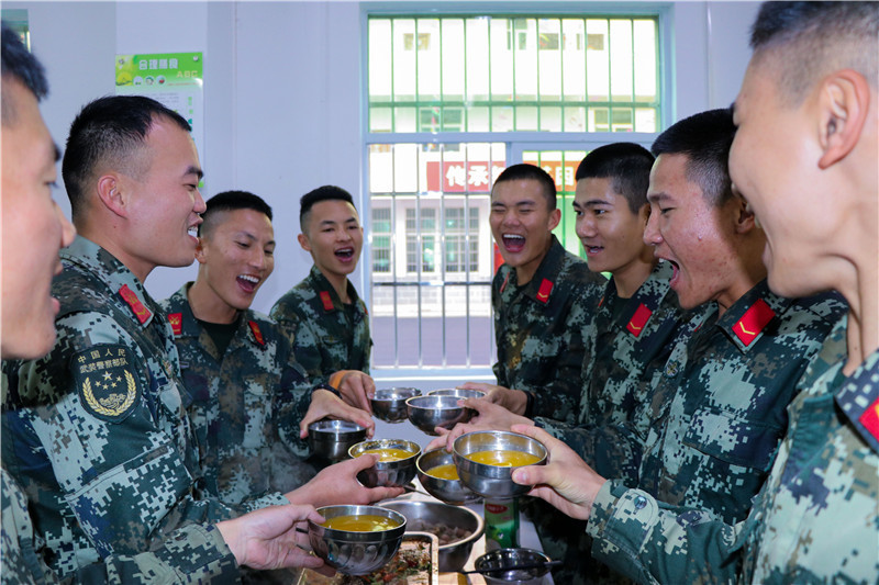 组织趣味文体活动,缓解官兵思想压力.