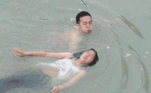 女子溺水,男子发现后赶忙去抢救,游到女子身边却扭头逃跑?