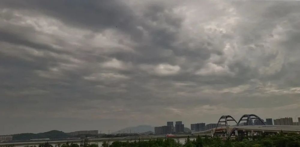 岛城昨日的万丈光芒没了踪影 天空布满黑压压的云层 已是大雨欲来状