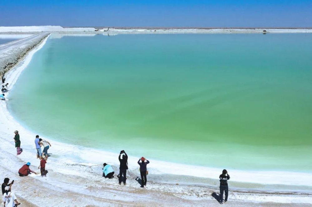 新疆艾兰盐湖:大漠怀抱里的"碧玉"