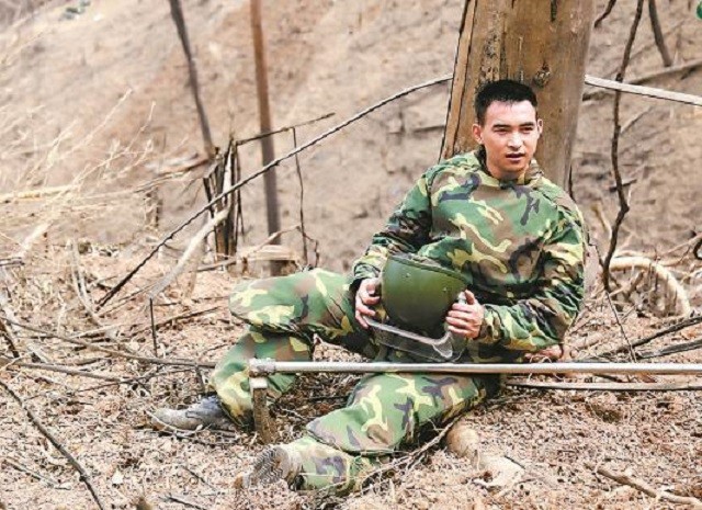 挺身而出的正是那些热血男儿,他们深知自己军人的使命,为了国家抛头颅