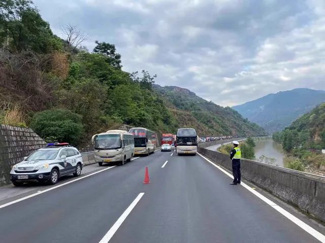 云南大理:杭瑞高速公路雨后发生塌方泥石流中断 交警抢修人员全力处置