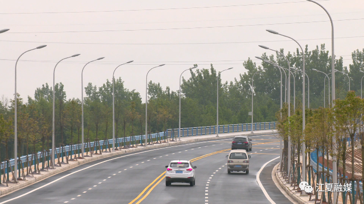 路面上的标识标牌全部安装到位 通行后道路宽广平坦