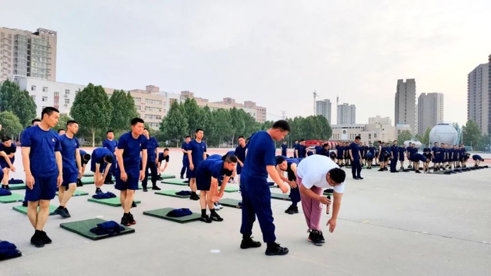 为进一步提升训练科学性,支队聘请体能训练师赵威开展为期一个月的