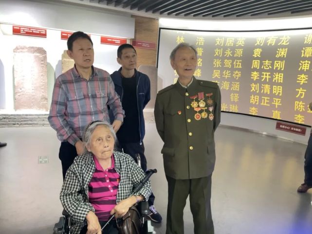 捐赠仪式后,陈荣超,杨玉仙二老参观了红军村和红军纪念馆,重温了红军