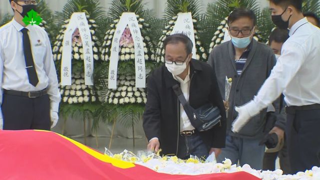 龙华殡仪馆大厅内庄严肃穆,灵堂正中挂着吴孟超院士的遗像,两侧挽联