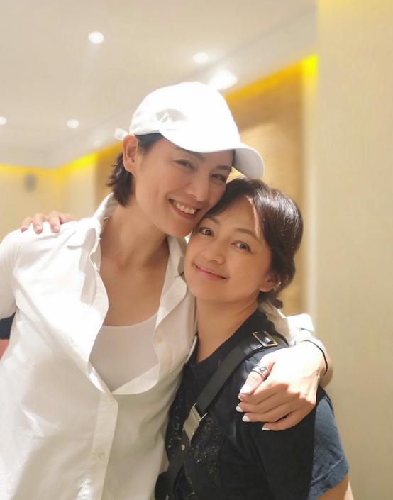 上了年纪的女人仍然要自信,罗海琼虽然快50岁了,看着还挺年轻