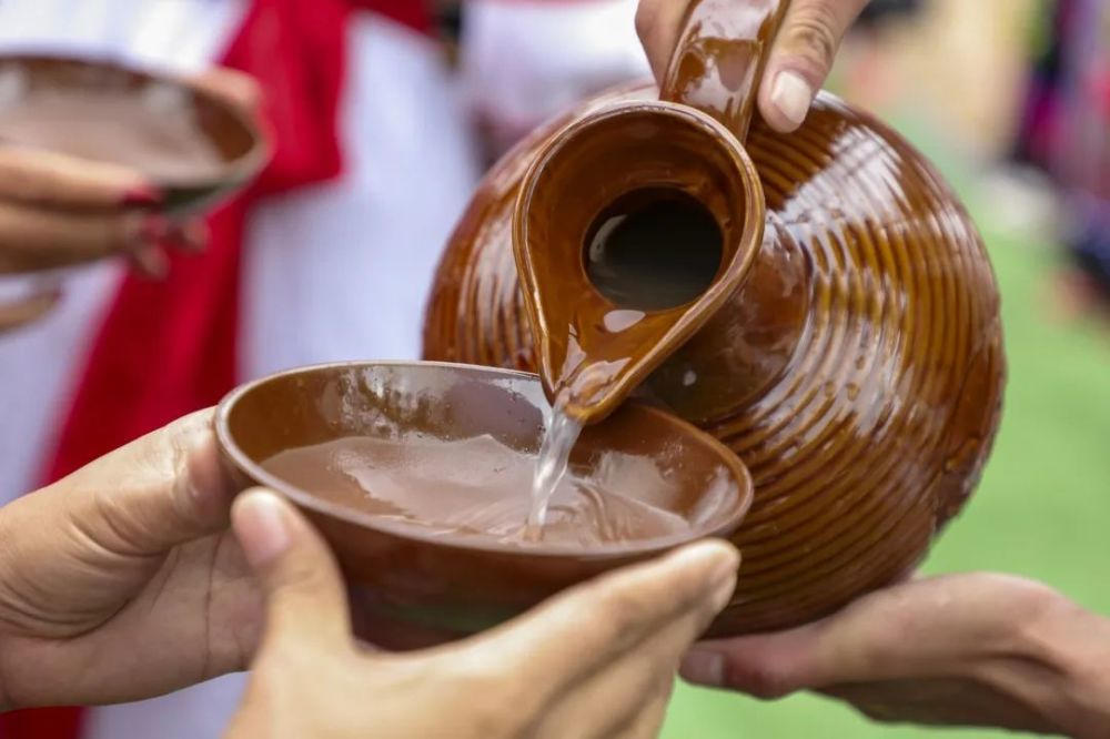 转转酒(彝族)捏酒是普米族用来款待客人贵客的美酒,因为加有蜂蜜,喝