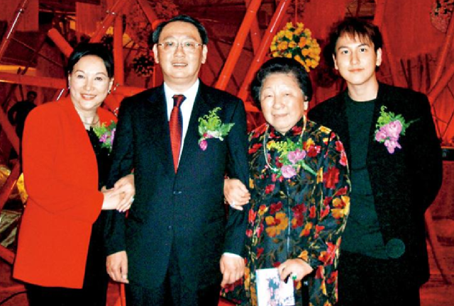 父亲汤君年对小儿子很是满意,曾经在和客户谈生意时,拿出印着汤珈铖