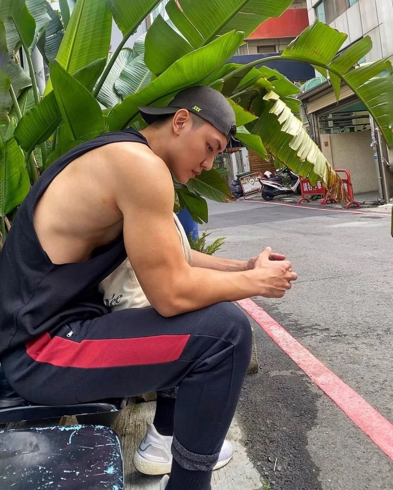 楼道里的肌肉体育帅男被抓拍!台大