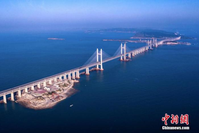 国际旅游岛"带来"四方客" 中新社记者 闫旭 平潭海峡公铁大桥如巨龙般
