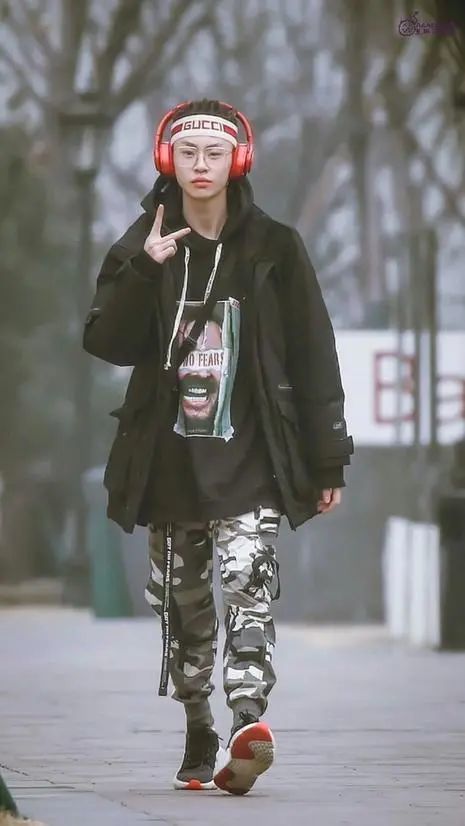 这个成立于2013年的品牌对于潮流的态度,不仅在于先锋的潮流设计与对