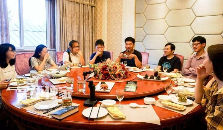 "婆婆,你过生日,我爸妈穷他们不配参加吗""你看看酒店