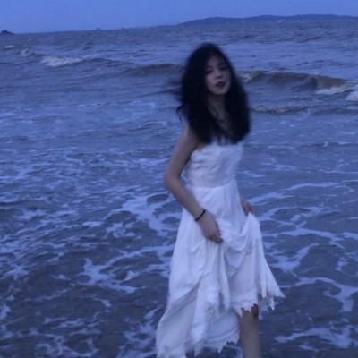 蓝色大海边的女生头像